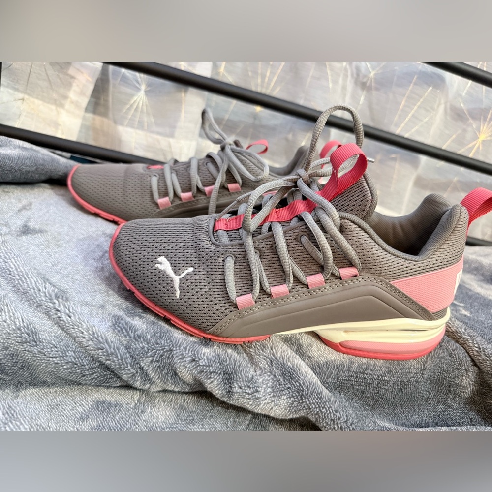 🩷PUMA Gray and Pink Women's Athletic Sneakers - Picture 2 of 6